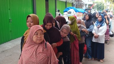 Warga Purwakarta Rela Berdesakan demi Sembako Murah di Gerakan Pangan Murah