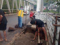 Antisipasi Kerusakan Meluas, UPTD Lakukan Penanganan Darurat pada Bahu Jalan yang Retak