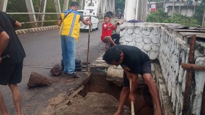 Antisipasi Kerusakan Meluas, UPTD Lakukan Penanganan Darurat pada Bahu Jalan yang Retak