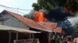 Kobaran Api Bikin Warga Panik, Gudang WO di Pasawahan Purwakarta Terbakar