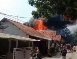 Kobaran Api Bikin Warga Panik, Gudang WO di Pasawahan Purwakarta Terbakar